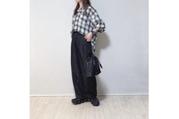 大人の「チェック柄シャツ」はモノトーンで。カジュアル小物を添えた軽快な着こなし