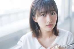フジ原田葵アナ、ノースリーブ姿の爽やか牧場コーデ披露「華奢でスタイル抜群」「透明感がすごい」と反響 画像