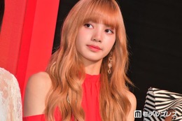 BLACKPINKリサ、へそ出し＆スラリ美脚のピンクミニスカコーデが話題「スタイルが次元違い」「バービー人形みたい」の声