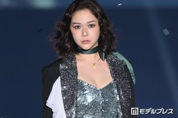 村重杏奈、胸元ざっくりドレス姿でクールな表情「大人の色気」「雰囲気違う」の声【TGC北九州2026】 画像