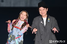 北九州市⻑・武内和久氏、ペアランウェイでギャルピース披露 福岡出身・浜野はるきが歓喜「生きていてよかった」【TGC北九州2026】 画像