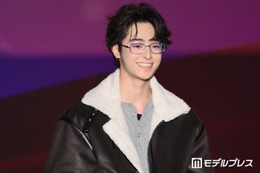 谷原七音、ボアジャケット×メガネで大人秋冬コーデ「かっこよすぎる」「知的な雰囲気」の声【TGC北九州2026】 画像