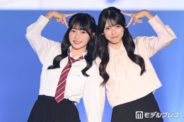 「今日好き」白石乙華＆秋元優奈、制服姿で仲良くランウェイ キュートな猫耳ポーズ披露【TGC北九州2026】