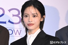 安斉星来、美デコルテ際立つオフショルドレス姿に絶賛の声「目がくらむほど綺麗」「まさに女神」