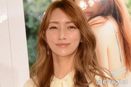 後藤真希、ほっそり美脚のぞくミニスカ衣装姿披露「脚が長い」「永遠のアイドルです」の声