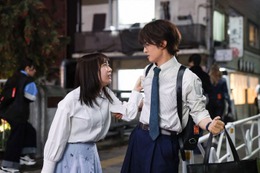 【いろはの恋は時代をかける 第1話】小学校教師・彩葉（上白石萌音）＆生琉（向井康二）、2人の運命が動き出す 画像