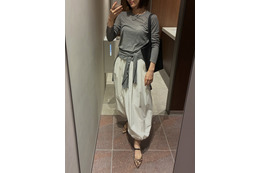 軽やかな【GU】シアートップスは今の季節にちょうどいい着心地。×ボリューム白パンツで魅せる美シルエットの着こなし【40代の毎日コーデ】 画像