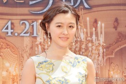 元モー娘。メンバー、美肩際立つオフショルコーデ公開「上目使いにドキドキする」「肩のライン理想的」と反響 画像