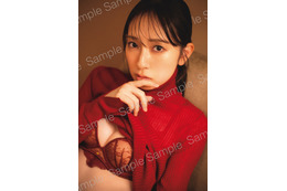 日向坂46金村美玖、ランジェリー×赤ニットの“上目遣いカット” 封入ポストカード第5弾公開【機微】