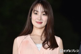 高梨臨、ミニ丈ゴルフウェアから美脚スラリ「ゴルフ場にいたら目が離せなくなりそう」「脚が真っ直ぐで綺麗」と反響