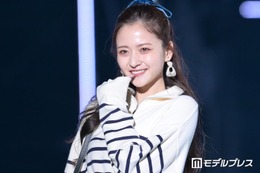 乃木坂46金川紗耶、モノトーンワンピ＆レースタイツ姿が話題「脚の長さが際立つ」「シックな衣装も着こなしててさすが」