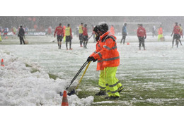 J2新潟、すげぇ！スタジアムの除雪作業に600人が集結、芝生も見えてきた 画像