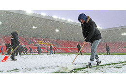 壮絶な大雪で…ホームレスのためにサッカーチームがスタジアムを開放 画像