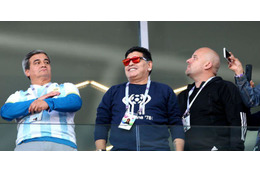 マラドーナ、W杯観客席で「自由すぎ」だった…禁煙無視に差別的行為か 画像