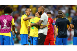 W杯敗退のネイマール…優しく抱きしめるアンリの姿がグッとくる 画像