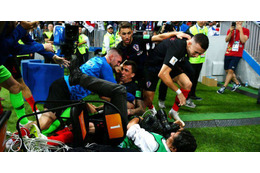 これはいい！W杯でクロアチア選手に押し倒されたカメラマン、その瞬間の写真が 画像