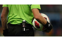 サッカー界に新たな「伝説動画」誕生！なんとPKが主審の顔面に当たってゴール 画像