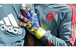なんじゃこりゃ…ノイアーの「新GKグローブ」が凄いことに 画像