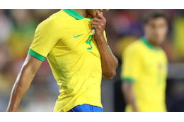 ブラジル代表選手同士で激突流血…「水泳帽」になった衝撃シーンがこれ 画像