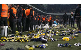 地震で凍える被災者のために…サッカーファンたちが見せた「あたたかさ」がこれ 画像