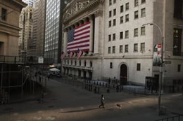 NY株反落、一時1300ドル安 画像
