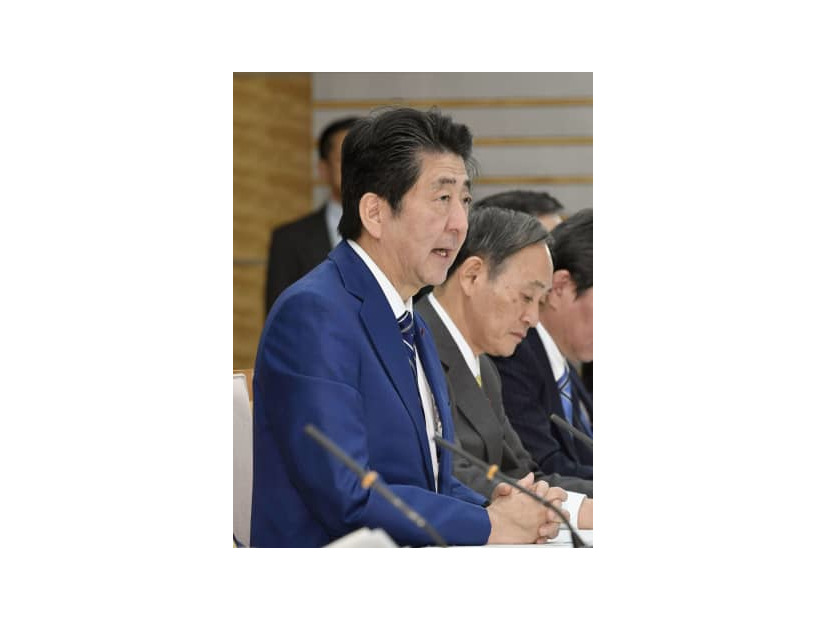 新型コロナウイルス感染症対策本部会合であいさつする安倍首相＝25日午後、首相官邸