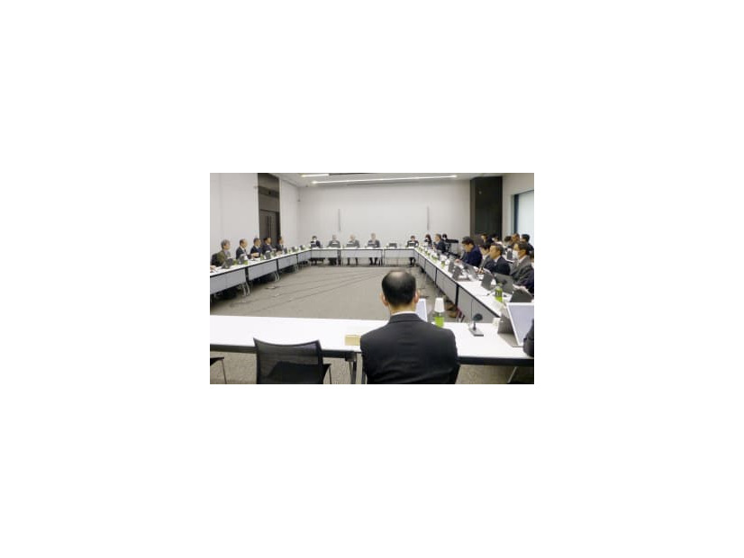 遺伝子治療薬「ゾルゲンスマ」の承認について議論する厚労省の専門部会＝26日午前、東京都千代田区