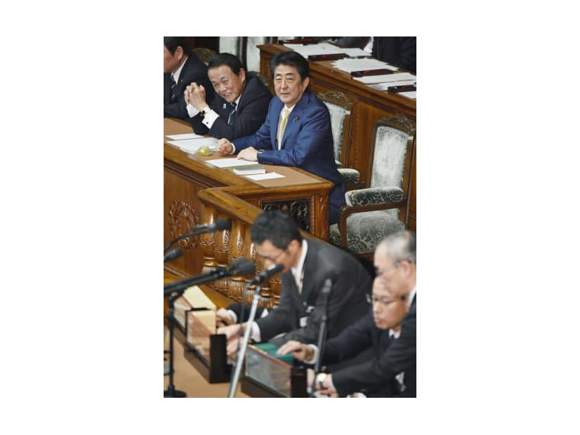 衆院本会議で、2020年度予算案の投票結果を見守る安倍首相（奥右）と麻生財務相（同左）＝28日午後