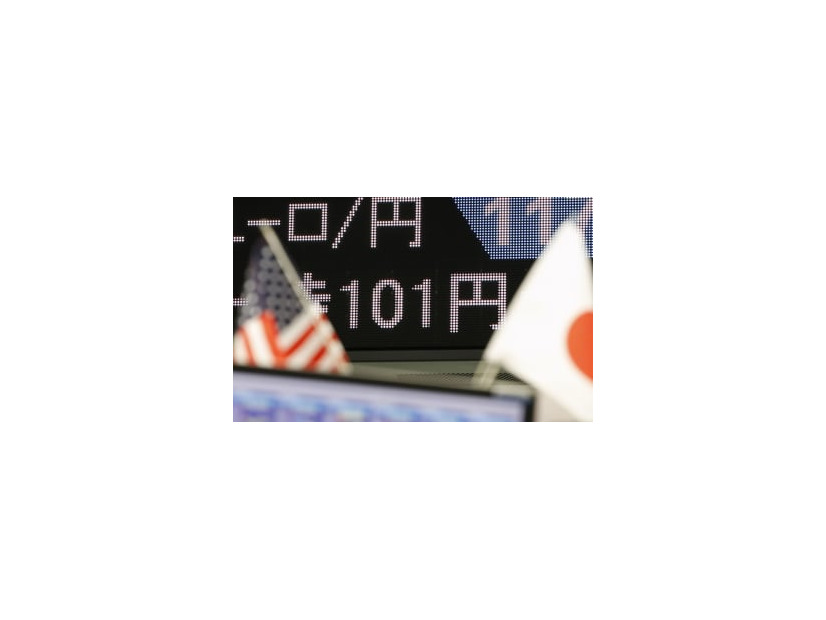 一時1ドル＝101円台に急騰した円相場を伝える電光掲示板のニュース＝9日午前、東京・東新橋の外為どっとコム