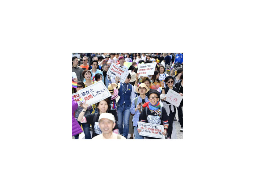 「東京レインボープライド２０１９」でプラカードを掲げる参加者
