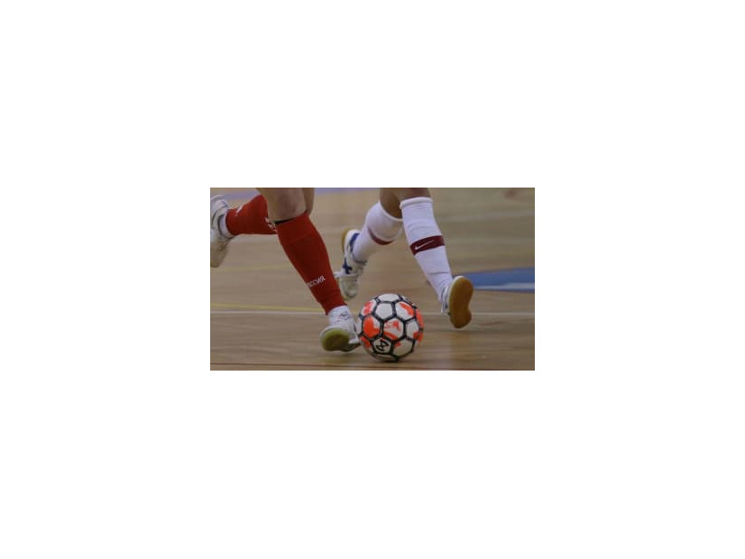 「奇跡のミス連発」女子フットサル動画が話題
