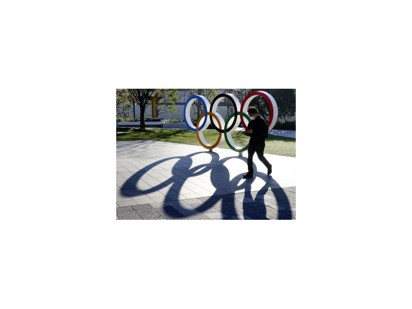 国立競技場前の五輪モニュメント＝3月、東京都新宿区