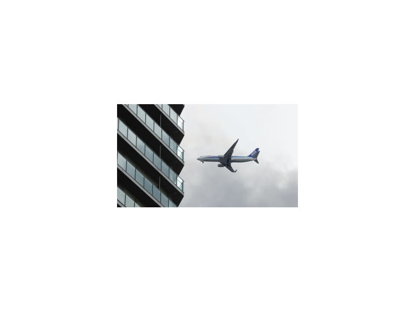 羽田空港の新飛行ルートの実施が始まり、東京都心上空を飛行する航空機＝3日午後、東京都港区