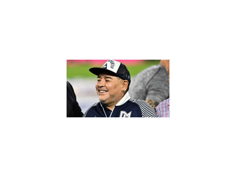 マラドーナ、ダンス中に生尻を出す