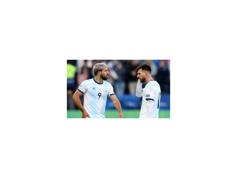 アグエロ、ミスった自分をメッシと交代させる　サッカーゲームで