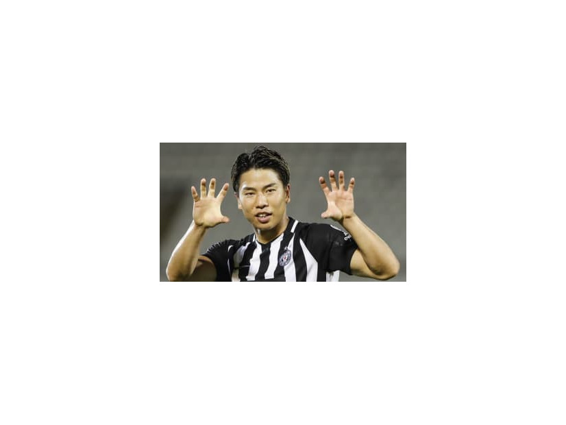 浅野拓磨、セルビアでハットトリックの大暴れ！味方の「やさしすぎるパス」がこれ
