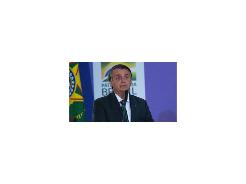 ブラジル大統領、慈善試合でゴール！忖度ありの飛び出しシュート