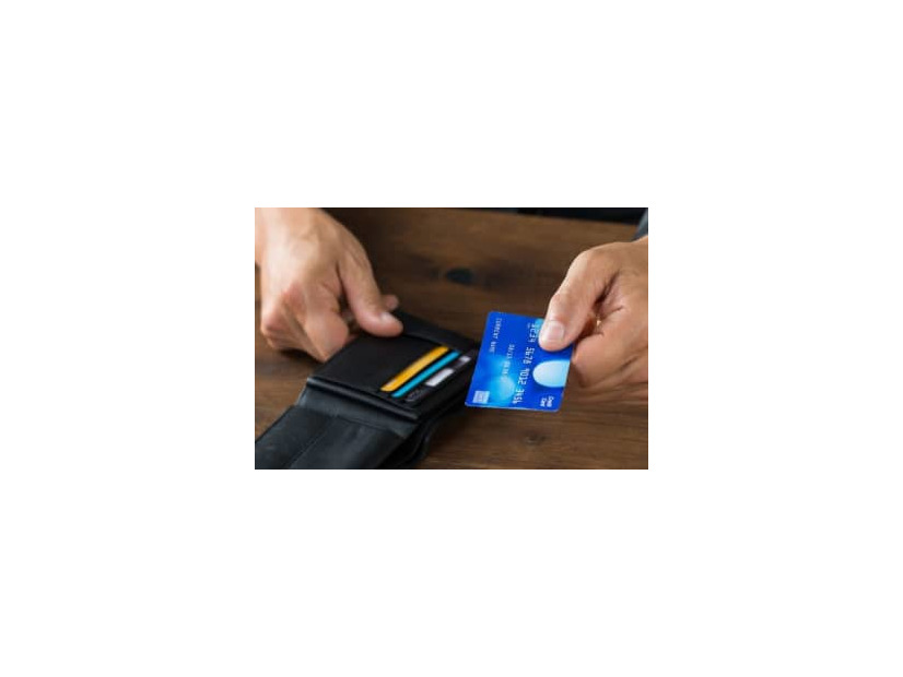 定年退職して老後の域に入ると、家計管理が面倒だとクレジットカードを使わなくなる人がいます。でも、老後の生活が助かる使い方ができる1～3枚は持っておきたいものです。