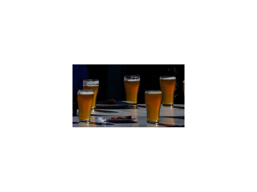 23歳のトゥウェンテサポ、「ビール48杯同時運び」がすごい