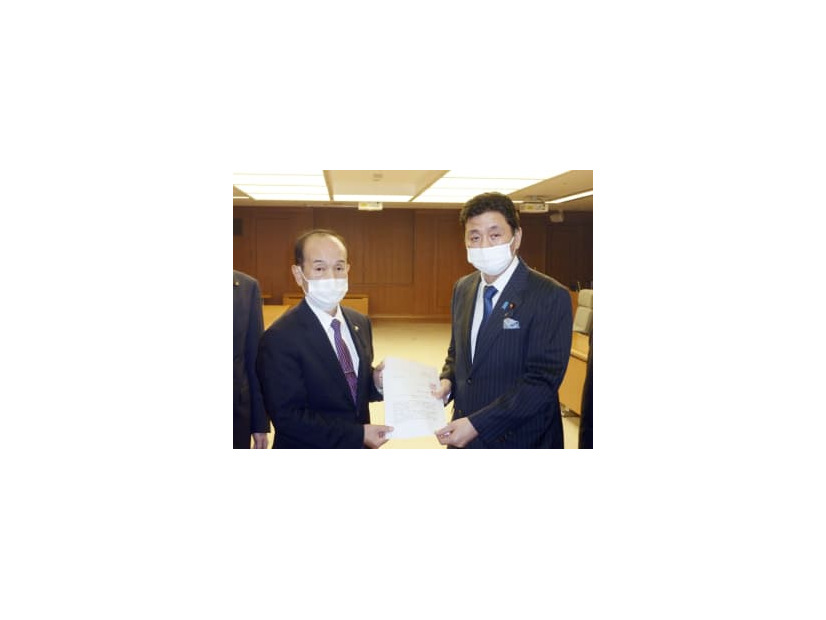 岸防衛相（右）に要請書を手渡す青森県三沢市の小檜山吉紀市長＝8日午後、防衛省