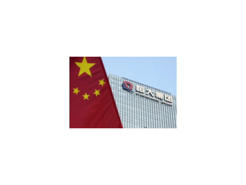 中国恒大集団の本社が入るビル。左はビル前の通りに掲げられた中国国旗＝9月、中国広東省深セン市（共同）