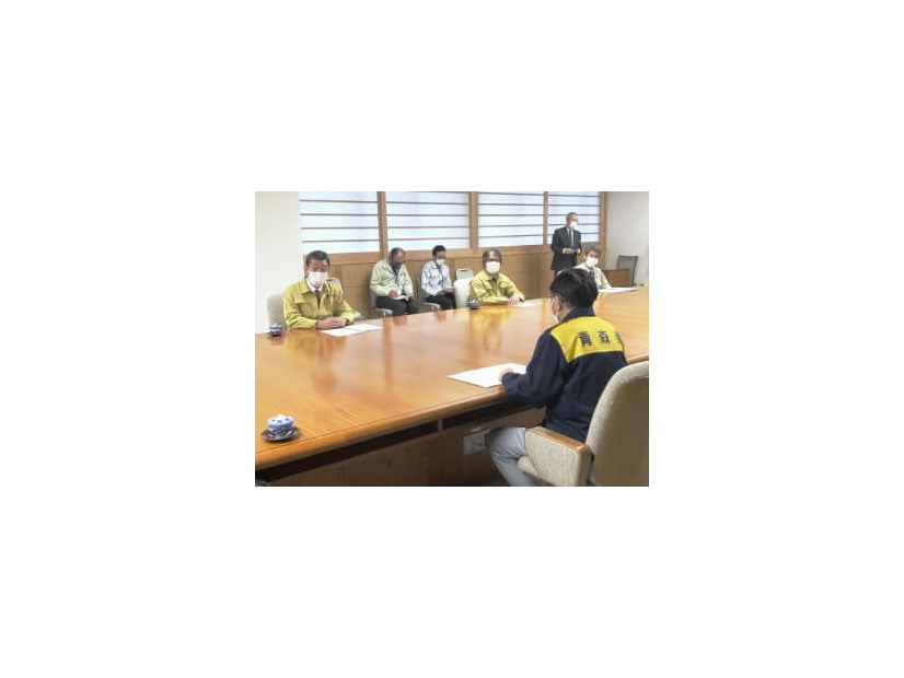 青森県の三村申吾知事（手前）と会談する農水省の中村裕之副大臣（左端）＝12日午後、青森県庁