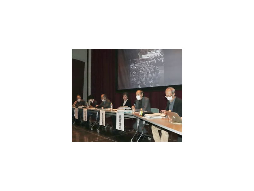 「水俣・写真家の眼プロジェクト」が熊本県水俣市で開いたトークショー。右から2人目は桑原史成さん＝12日午後