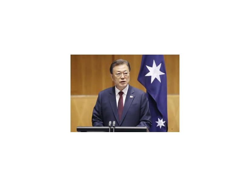 13日、オーストラリア・キャンベラで記者会見する韓国の文在寅大統領（聯合＝共同）
