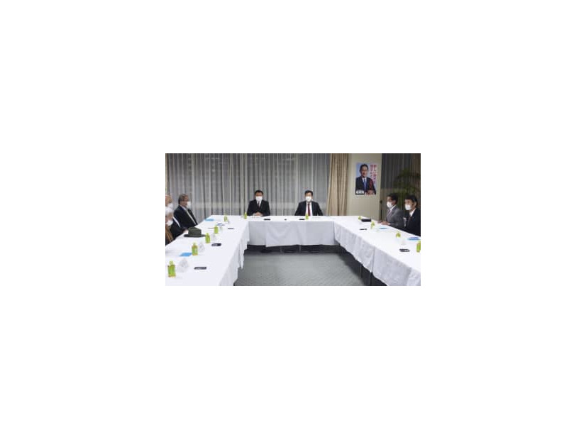 自民党の山崎元副総裁の処分について審査した党紀委員会。右から3人目は衛藤晟一党紀委員長＝13日午後、東京・永田町の党本部