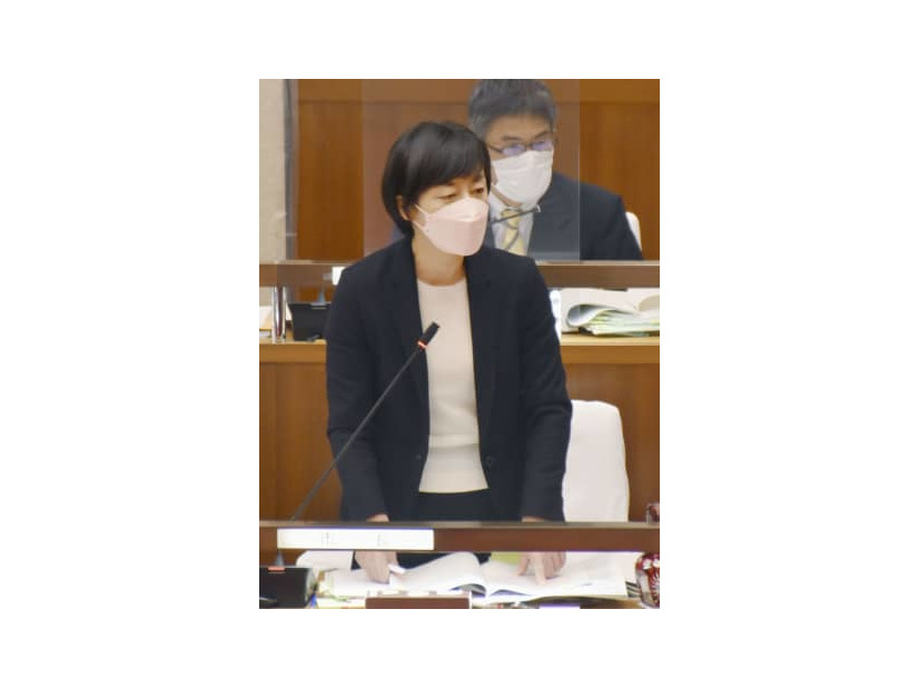 東京都武蔵野市議会の総務委で答弁する松下玲子市長＝13日午後