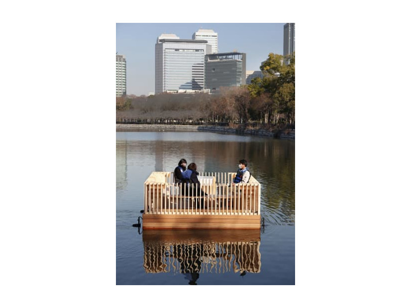 大阪城公園で行われた自動運転船「海床ロボット」の実証実験＝15日午前、大阪市