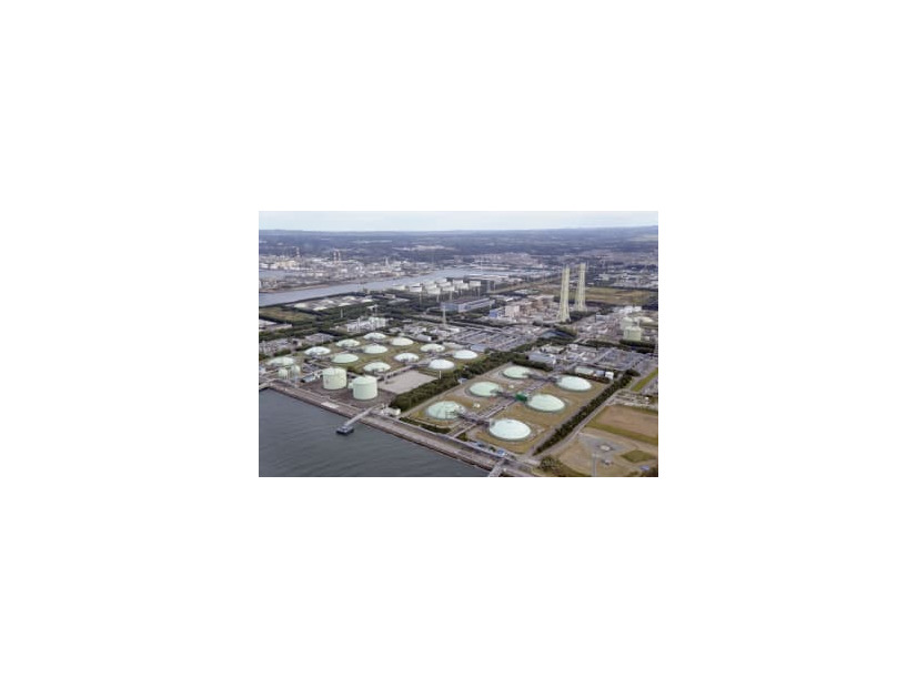 東京ガスの液化天然ガス貯蔵タンク＝11月、千葉県袖ケ浦市（共同通信社ヘリから）