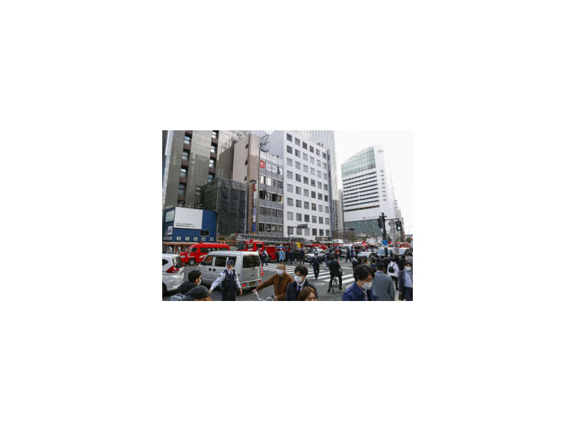 騒然とする火災が起きたビル周辺＝17日午前11時55分、大阪市北区