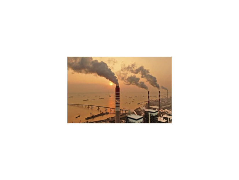 中国江蘇省で稼働する石炭火力発電所＝2018年12月（AP＝共同）